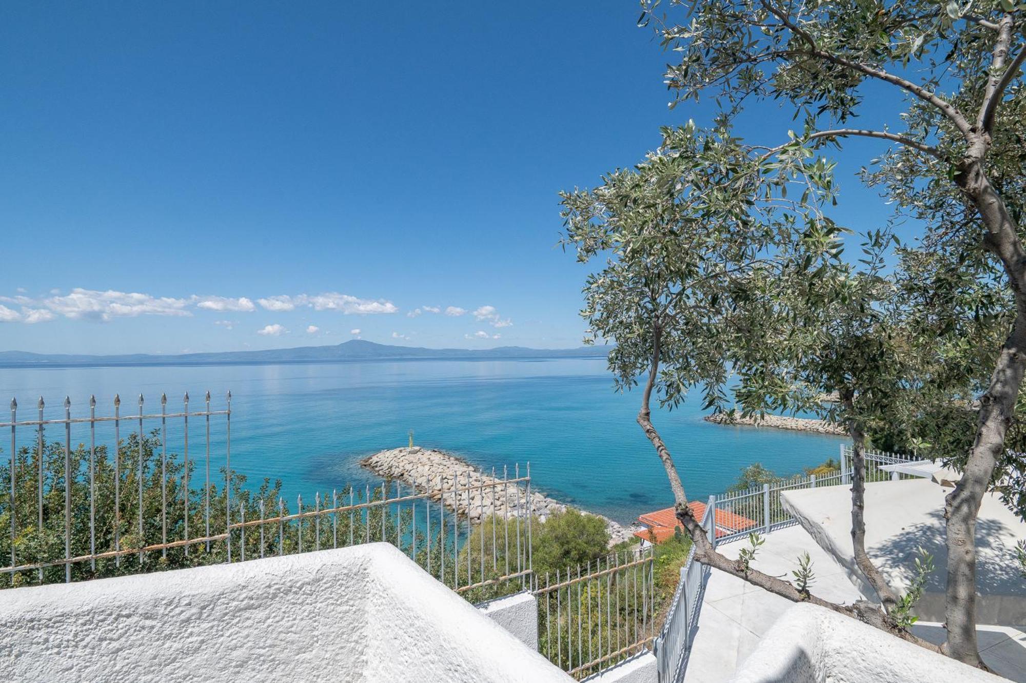 Pouletis Family Apartments - Akroyali Seaview Getaways Каламата Екстериор снимка