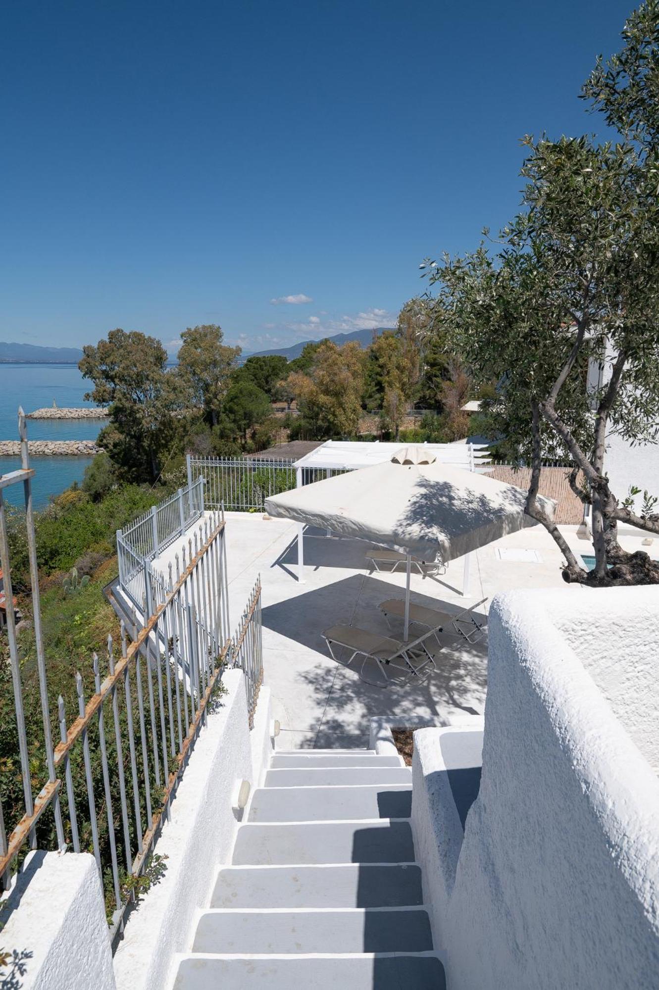 Pouletis Family Apartments - Akroyali Seaview Getaways Каламата Екстериор снимка