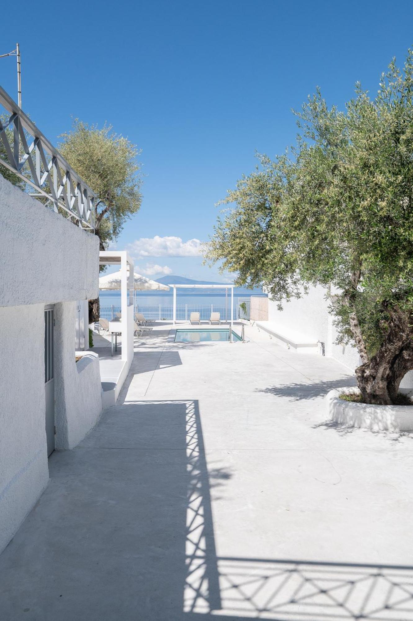 Pouletis Family Apartments - Akroyali Seaview Getaways Каламата Екстериор снимка