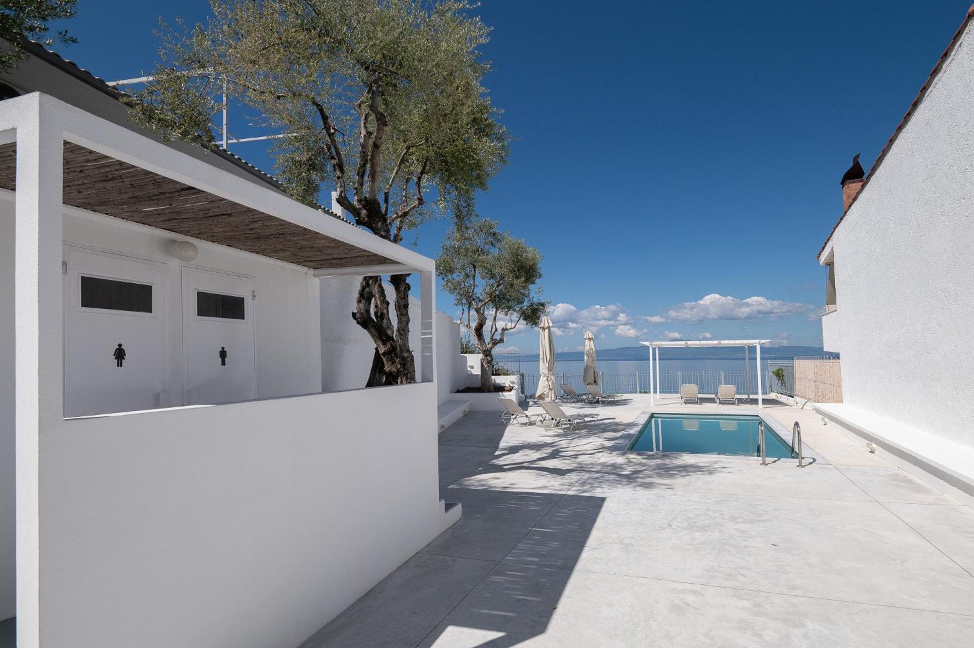 Pouletis Family Apartments - Akroyali Seaview Getaways Каламата Екстериор снимка
