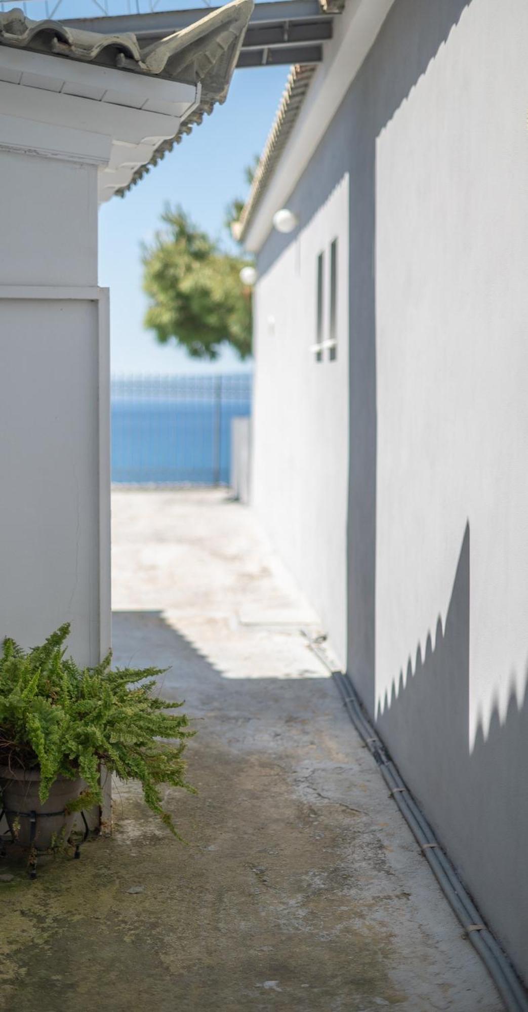 Pouletis Family Apartments - Akroyali Seaview Getaways Каламата Екстериор снимка