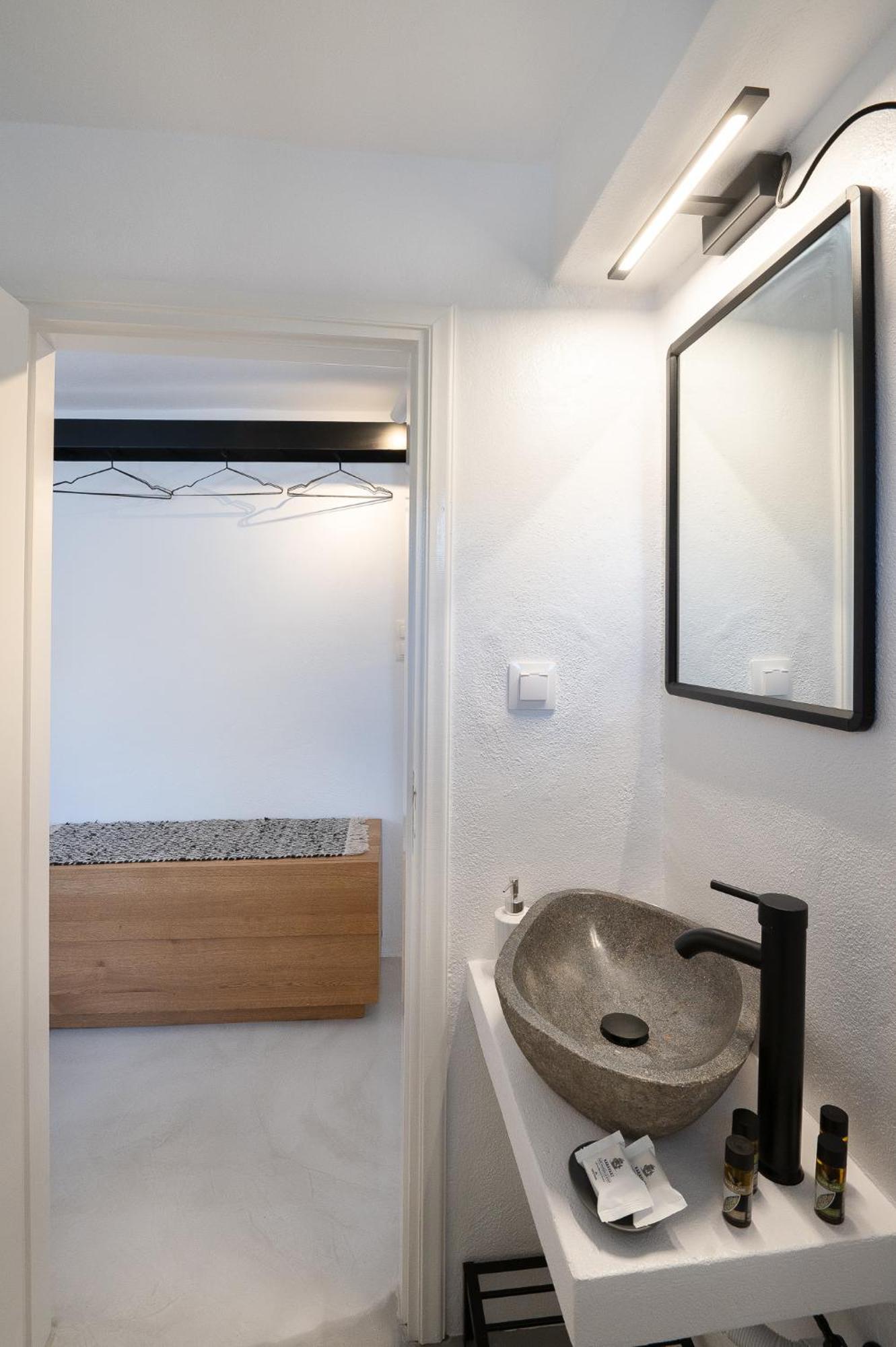 Pouletis Family Apartments - Akroyali Seaview Getaways Каламата Екстериор снимка