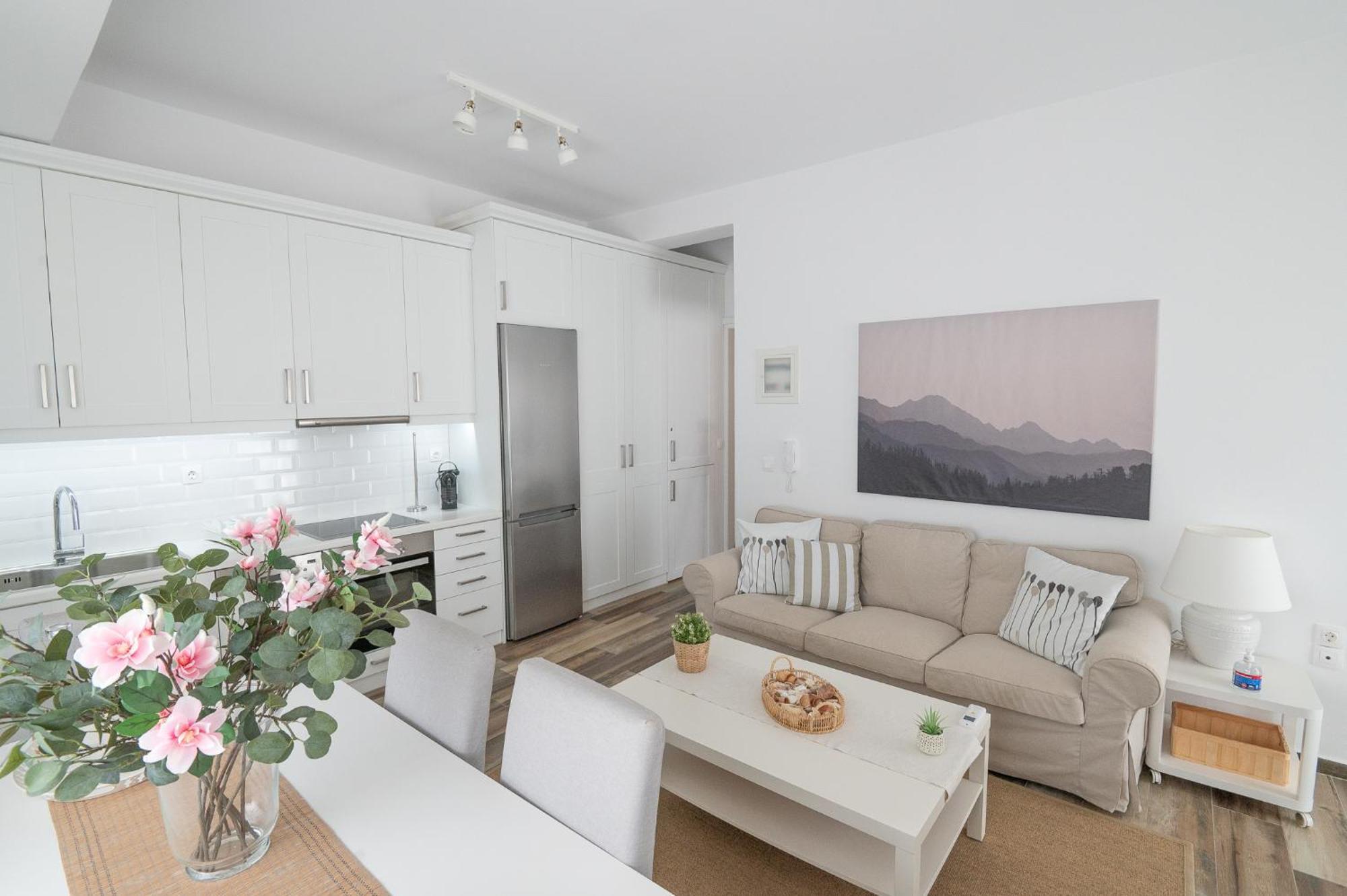 Pouletis Family Apartments - Akroyali Seaview Getaways Каламата Екстериор снимка