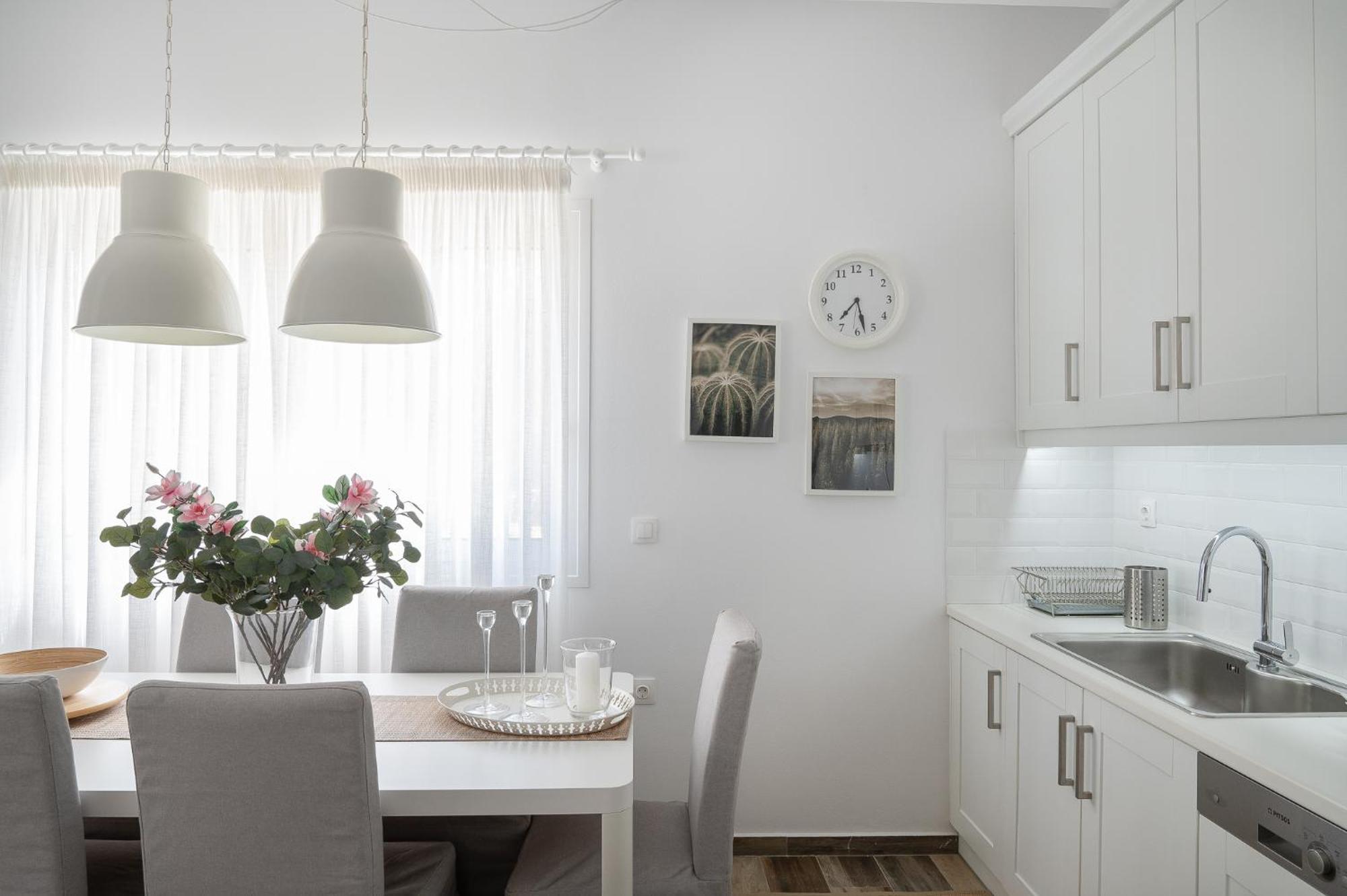 Pouletis Family Apartments - Akroyali Seaview Getaways Каламата Екстериор снимка