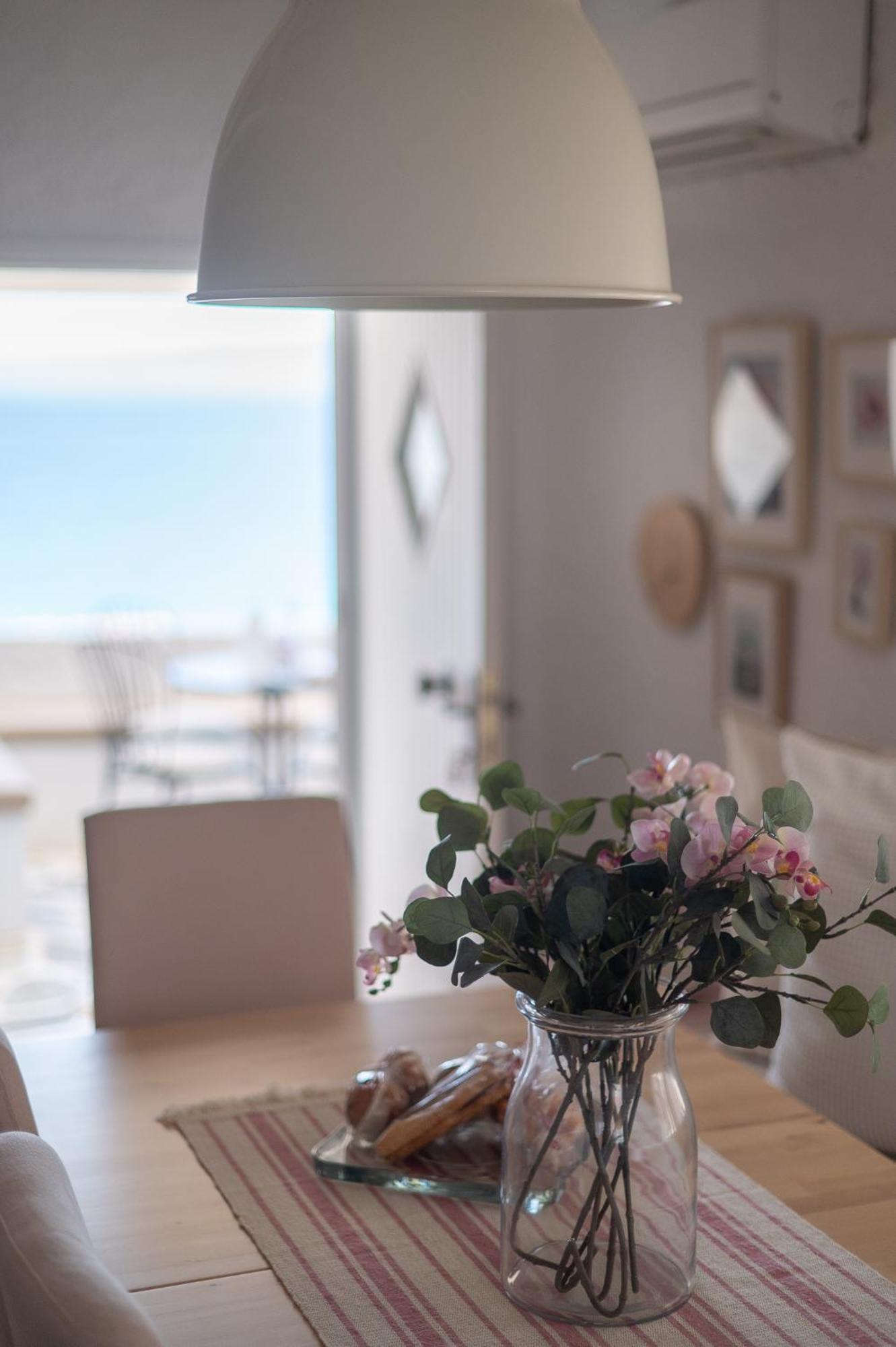 Pouletis Family Apartments - Akroyali Seaview Getaways Каламата Екстериор снимка