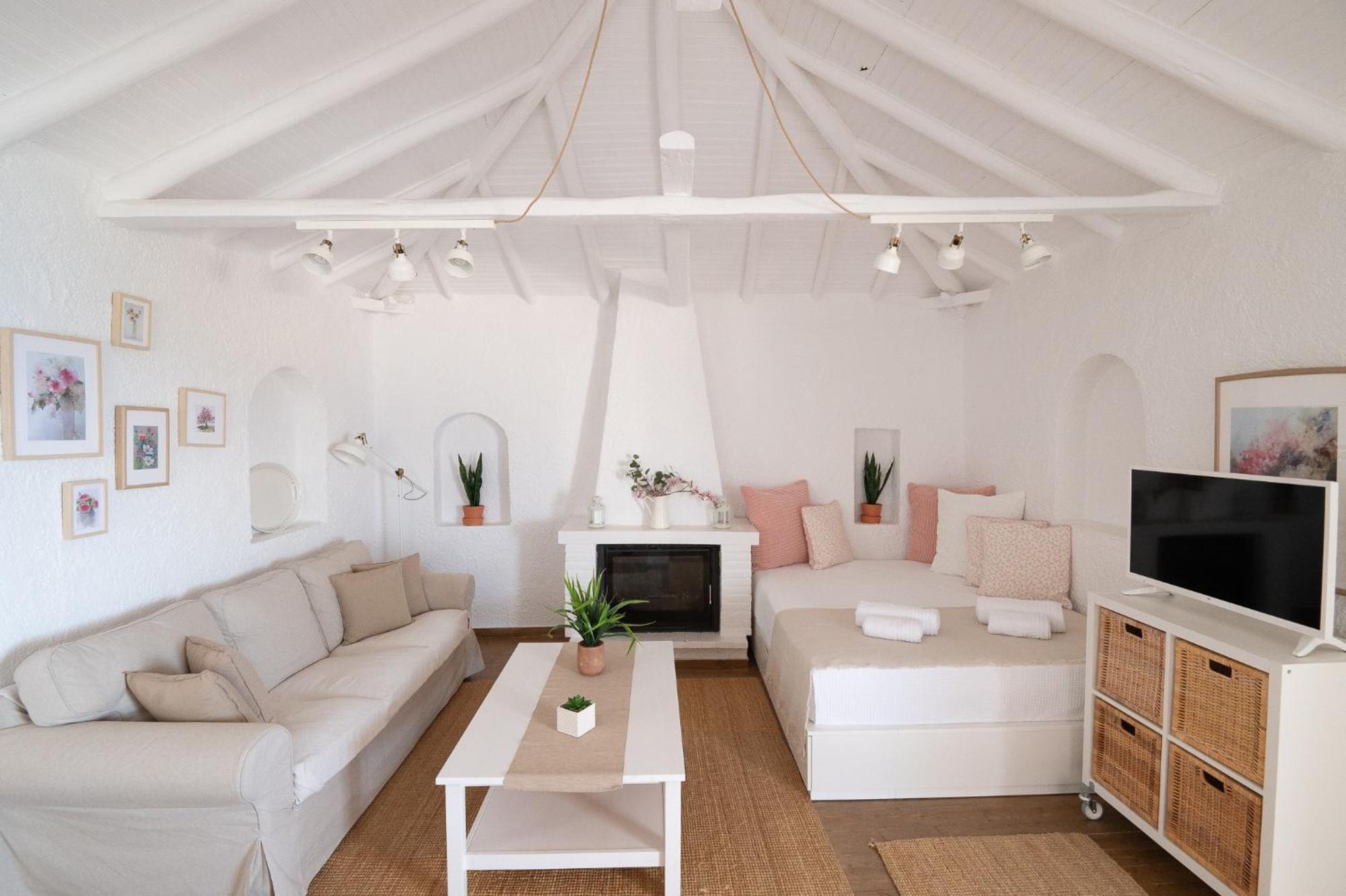 Pouletis Family Apartments - Akroyali Seaview Getaways Каламата Екстериор снимка
