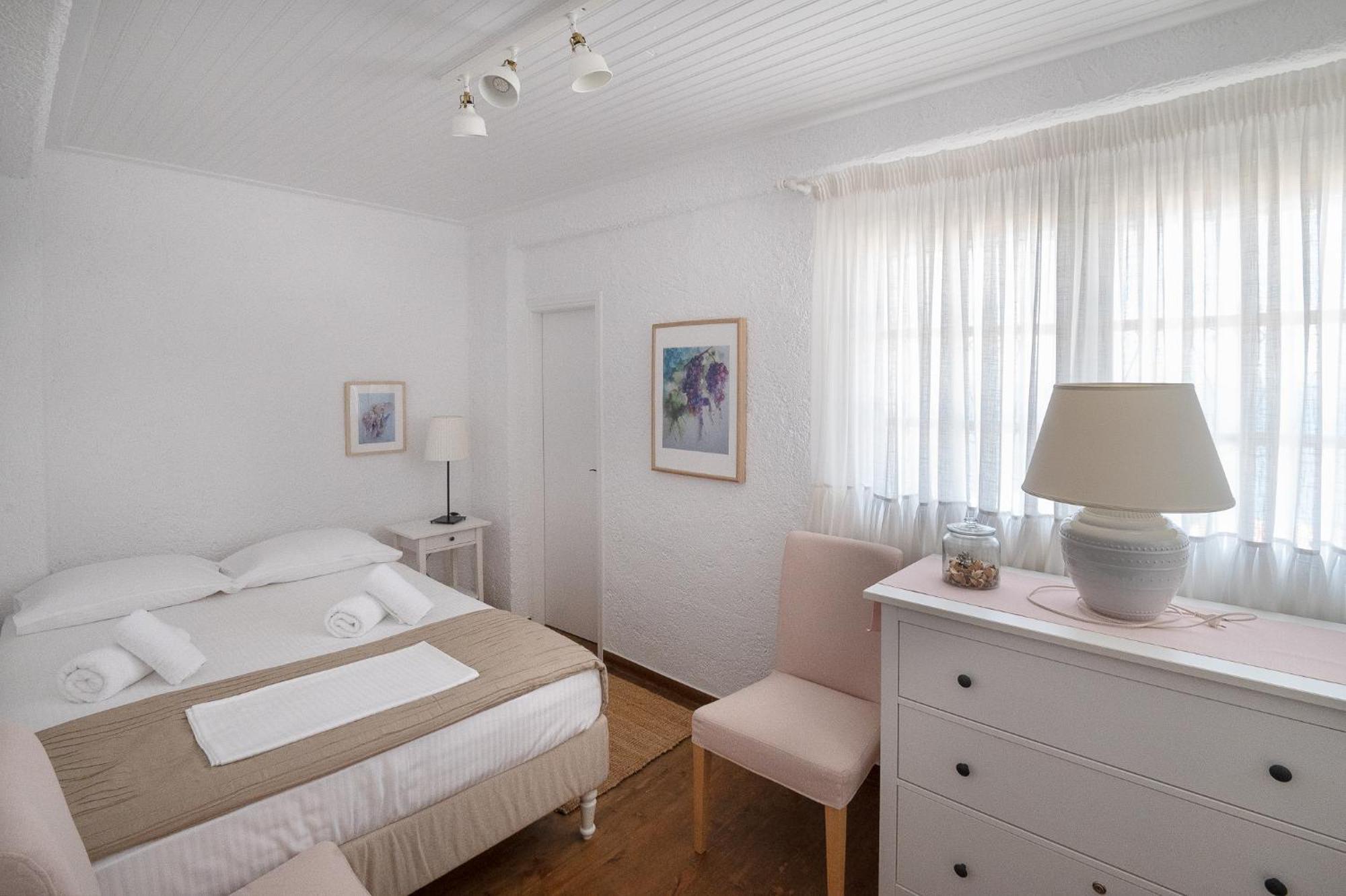 Pouletis Family Apartments - Akroyali Seaview Getaways Каламата Екстериор снимка