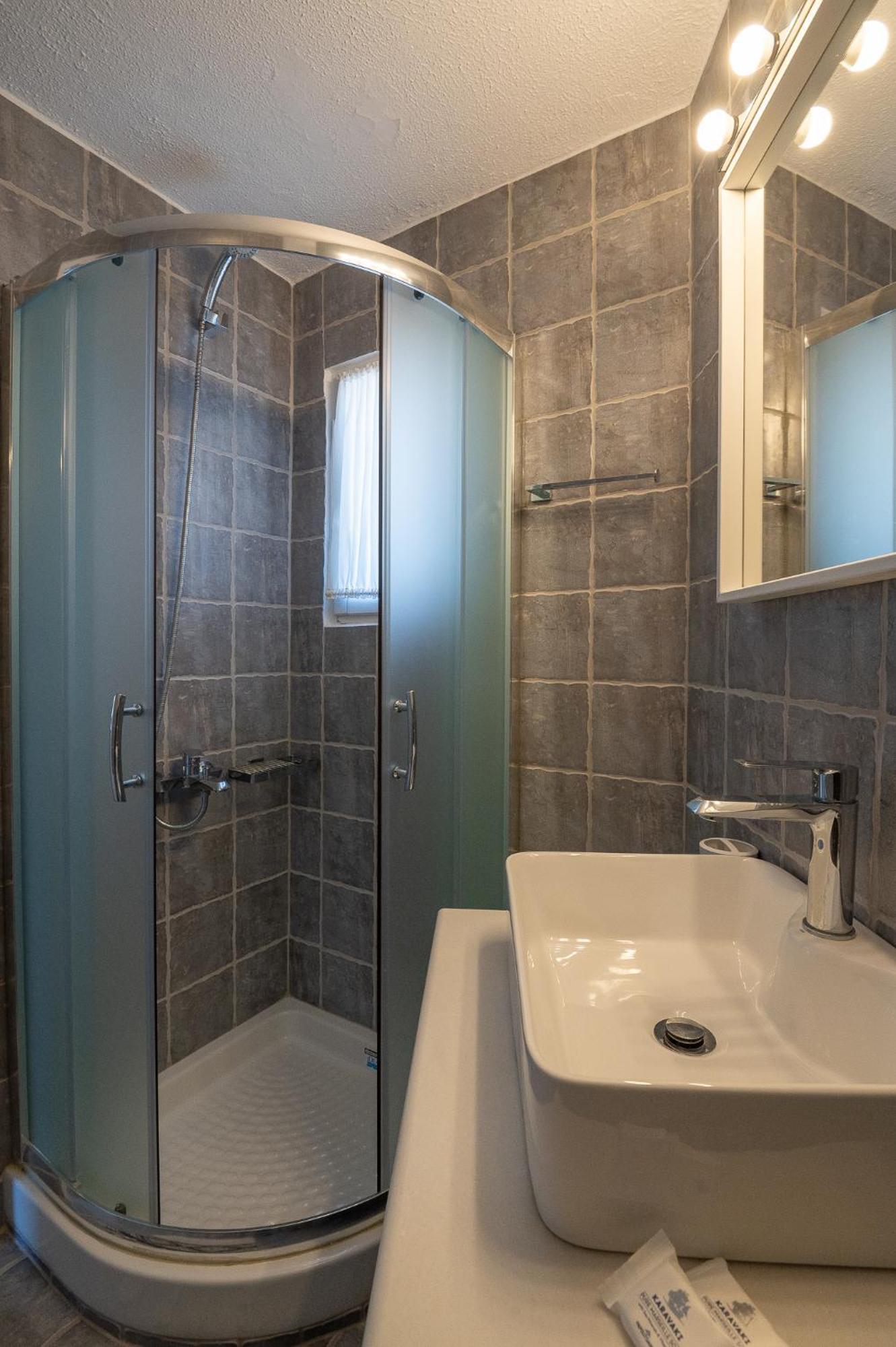 Pouletis Family Apartments - Akroyali Seaview Getaways Каламата Екстериор снимка
