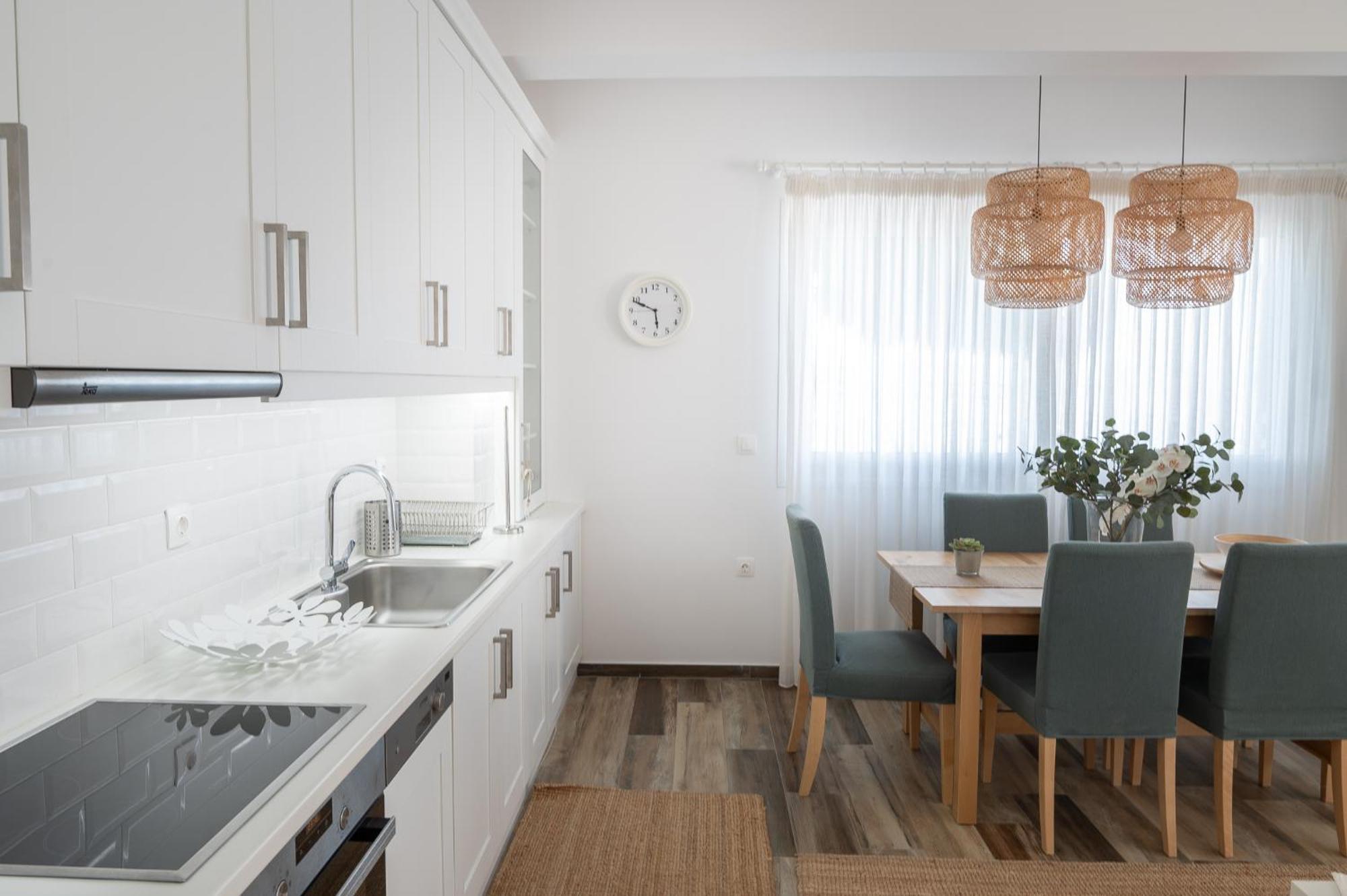 Pouletis Family Apartments - Akroyali Seaview Getaways Каламата Стая снимка