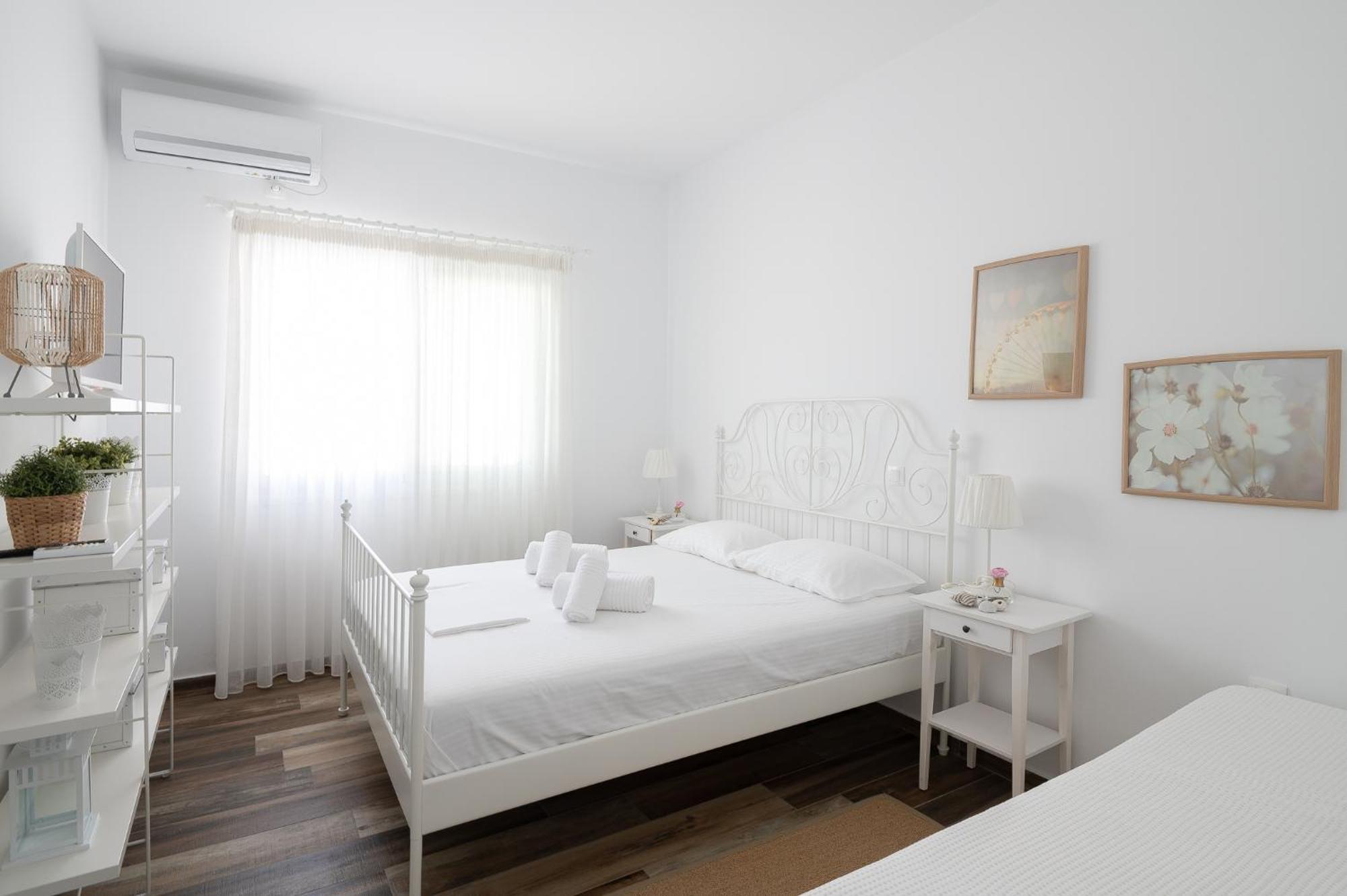 Pouletis Family Apartments - Akroyali Seaview Getaways Каламата Стая снимка