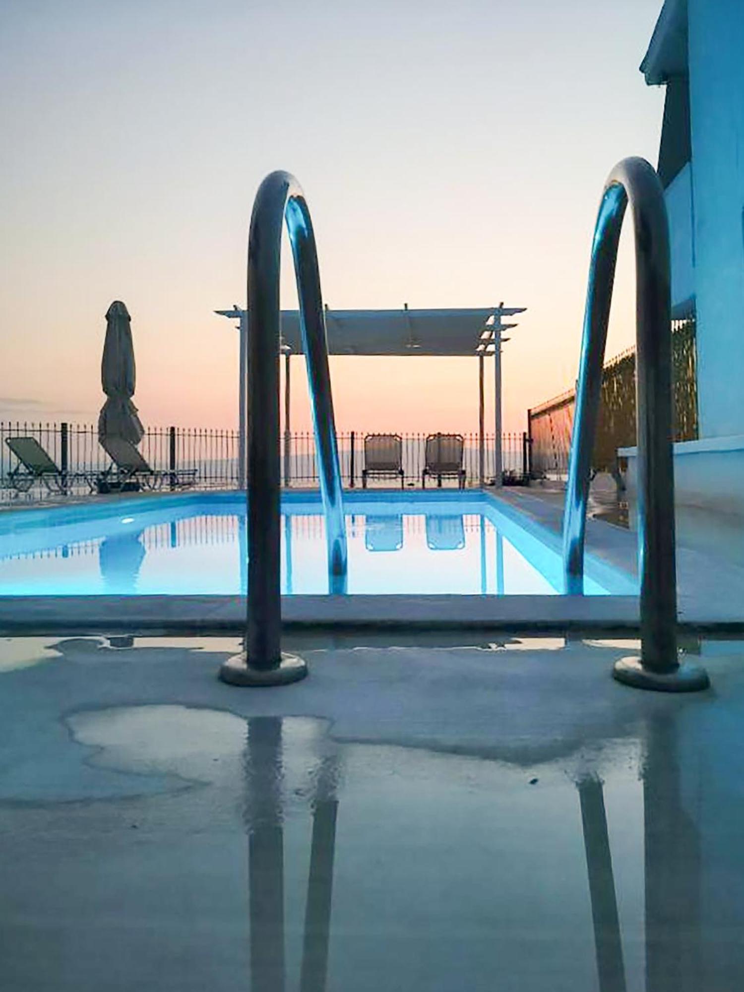 Pouletis Family Apartments - Akroyali Seaview Getaways Каламата Екстериор снимка