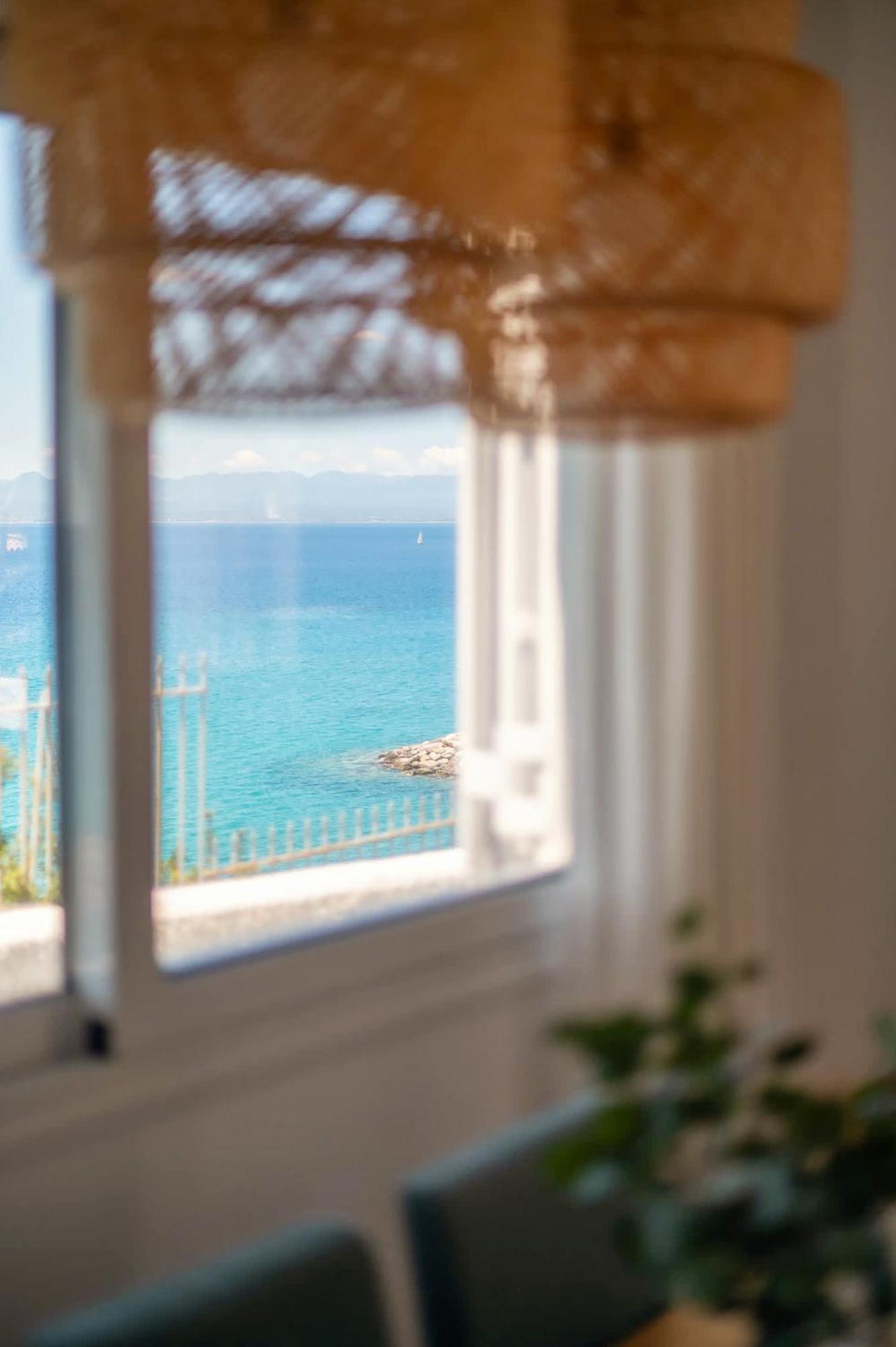 Pouletis Family Apartments - Akroyali Seaview Getaways Каламата Екстериор снимка