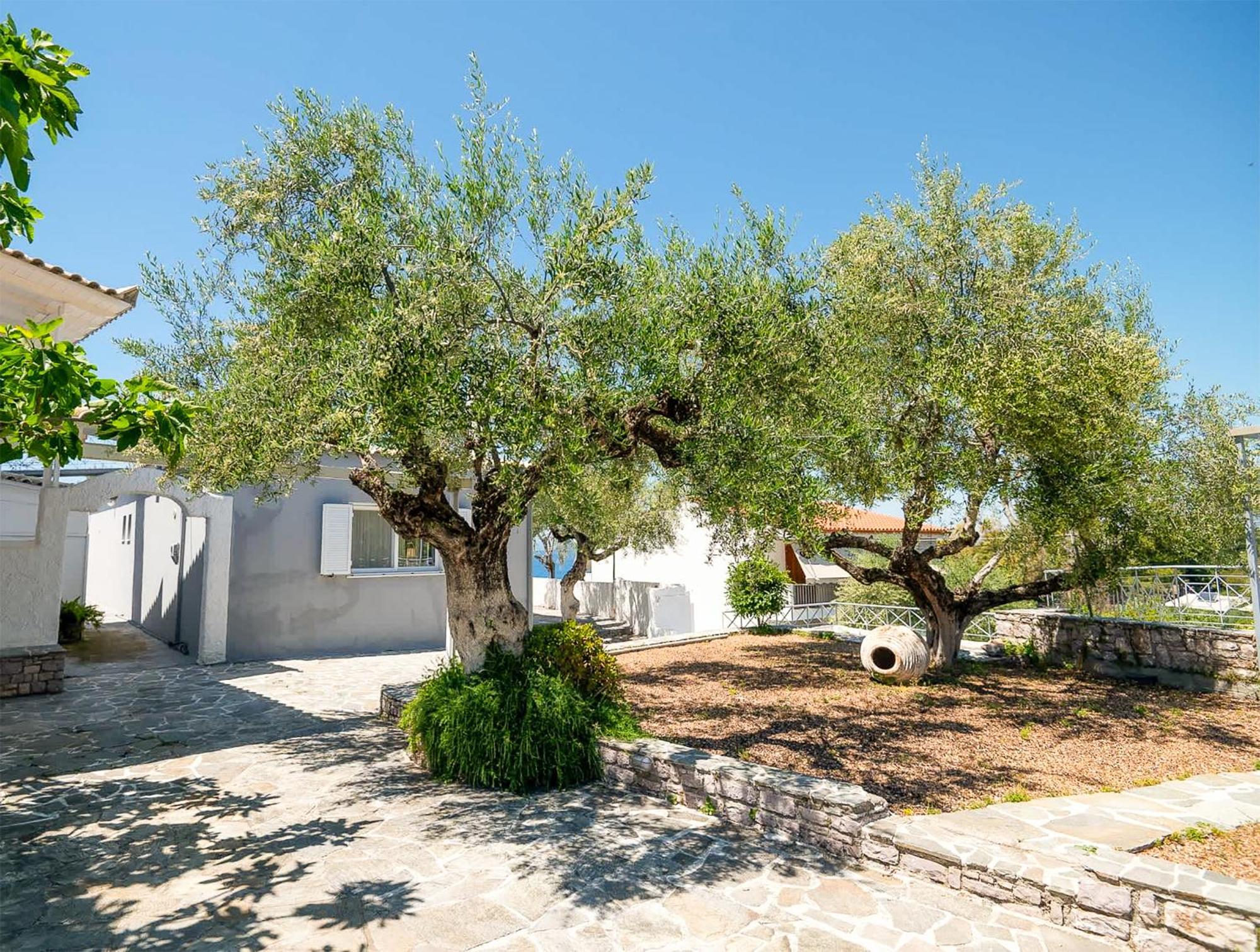 Pouletis Family Apartments - Akroyali Seaview Getaways Каламата Екстериор снимка