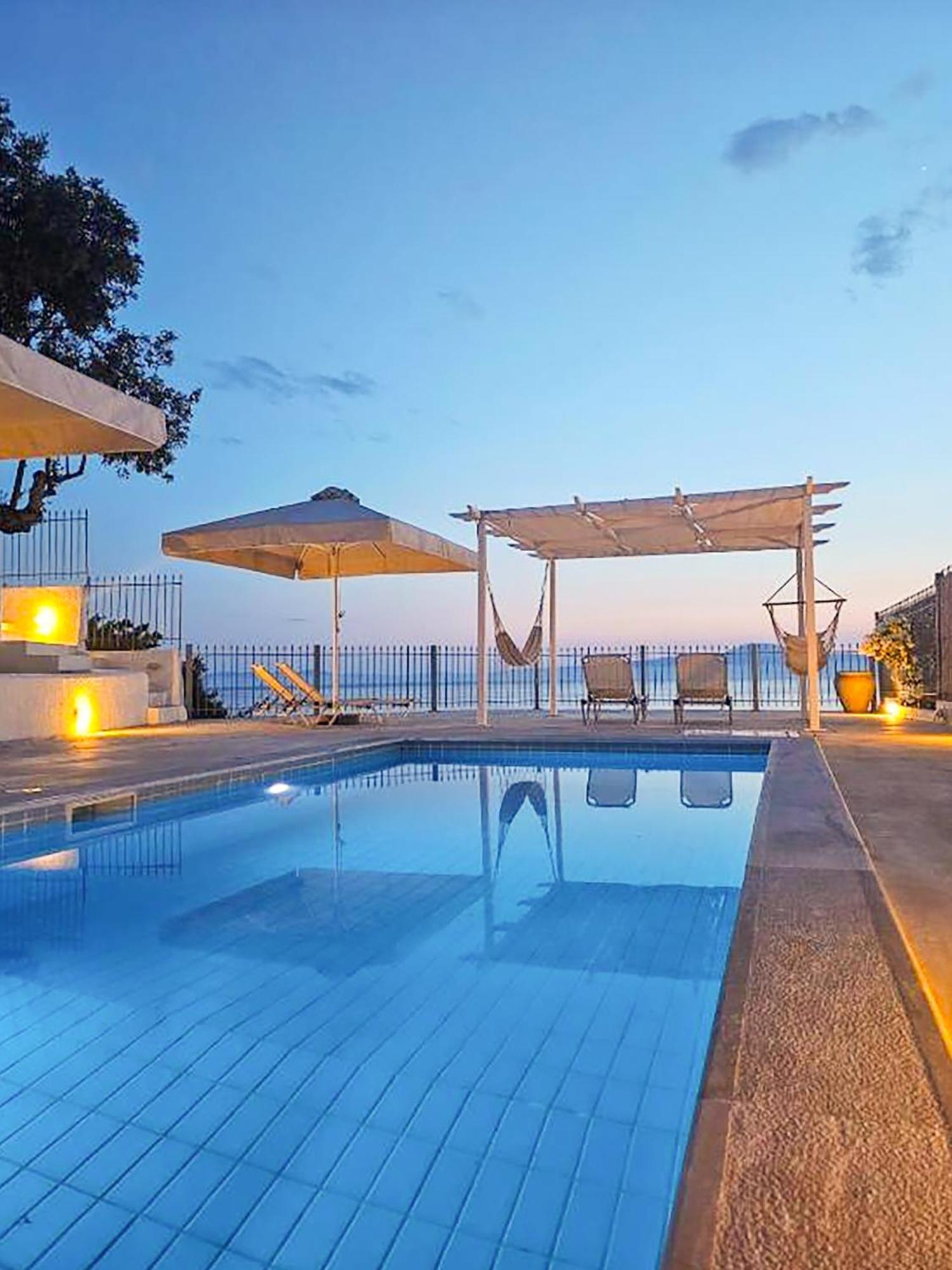 Pouletis Family Apartments - Akroyali Seaview Getaways Каламата Екстериор снимка
